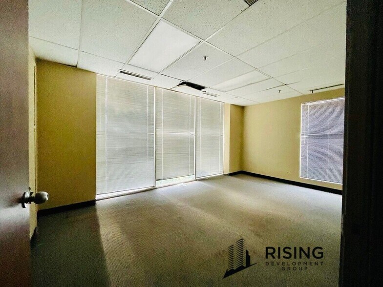 More Photos Of 9914 W Derby Ln, Westchester Flex For Sale