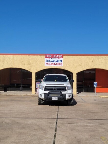 More Photos Of 210 W Fairmont Pky, La Porte General Retail For Lease