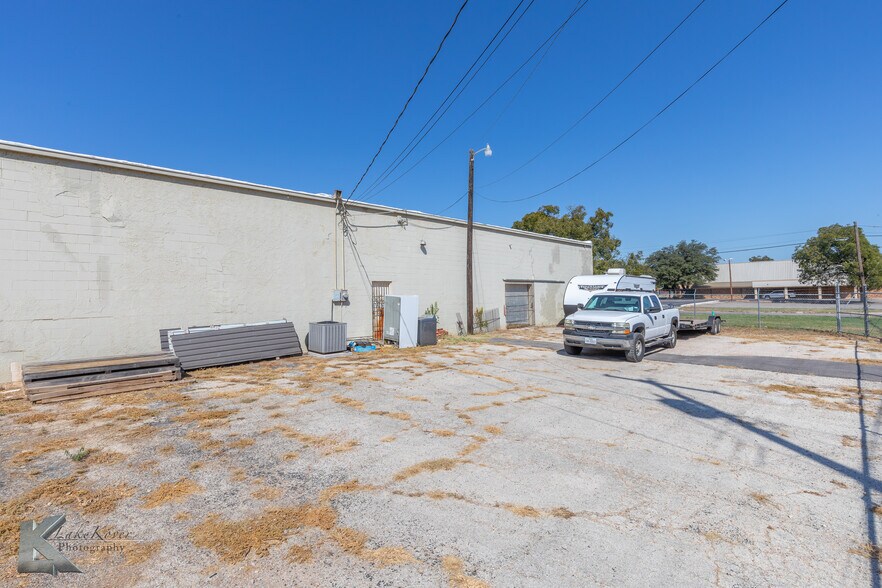 More Photos Of 817 Butternut St, Abilene Flex For Sale