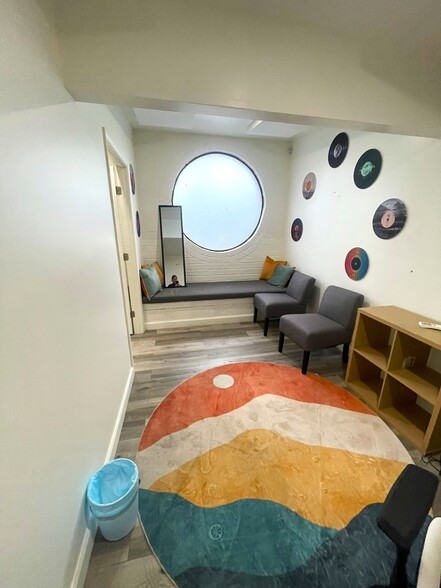 More Photos Of 17047 Ventura Blvd, Encino Freestanding For Sale