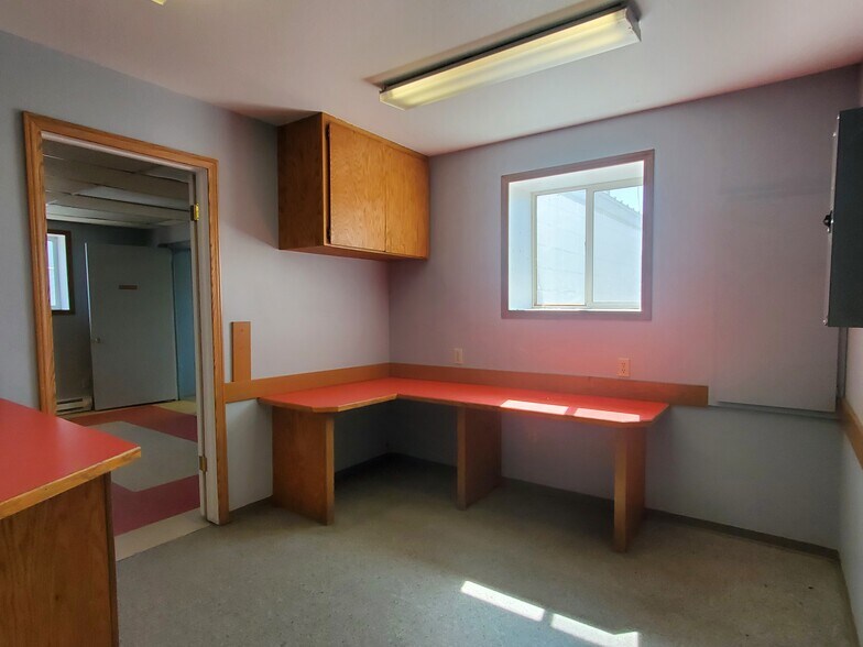 More Photos Of 1390 Commercial Way, Clarkston Manufacturing For Sale