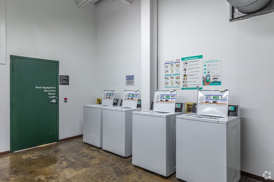 More Photos Of 4121 Commerce St, Dallas Unknown For Lease