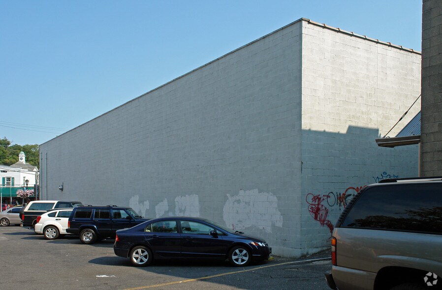 More Photos Of 313 New York Ave, Huntington Storefront For Lease