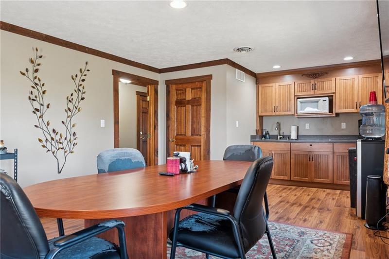 More Photos Of 208 W Mud Pike, Rockwood Office For Sale