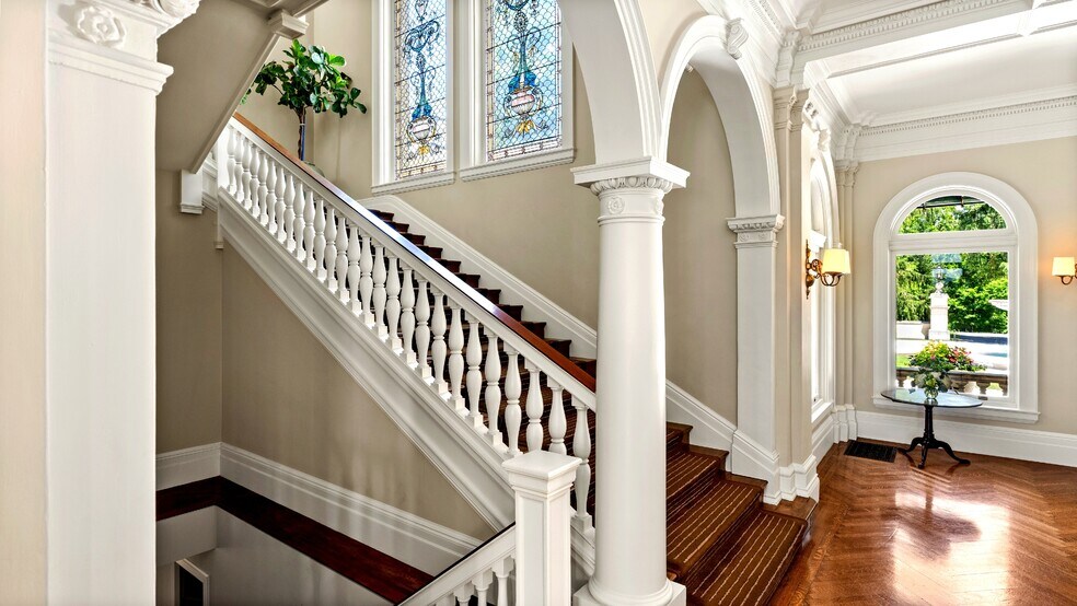 More Photos Of 11 Hawthorne Rd, Lenox Hotel For Sale