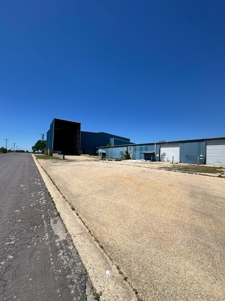 More Photos Of 1301 Industrial Park Rd, Mountain Grove Warehouse For Lease