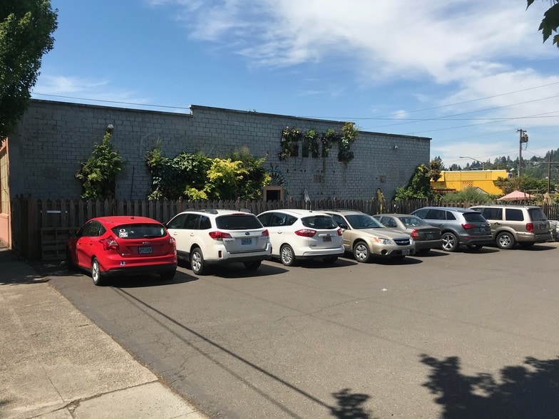 More Photos Of 623 7th St, Oregon City Restaurant For Sale