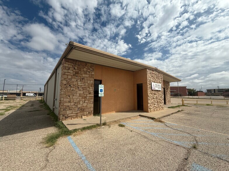 Primary Photo Of 1011 E 7th St, Odessa Office For Sale