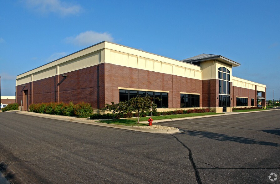 More Photos Of 5910 Rice Creek Pky, Shoreview Showroom For Lease