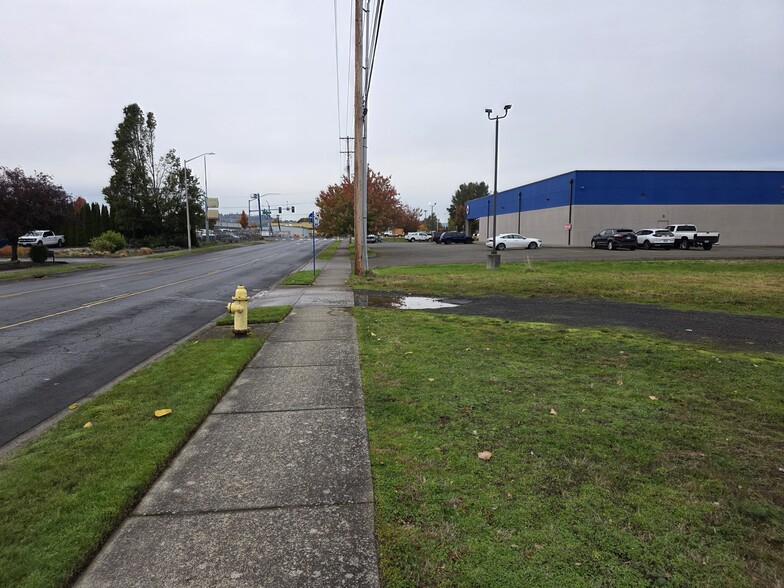 More Photos Of 624 9th Ave, Longview Land For Lease