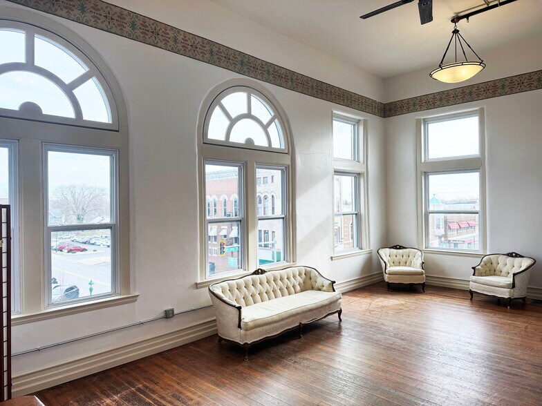 More Photos Of 301 W Van Buren St, Columbia City Storefront Retail Office For Sale