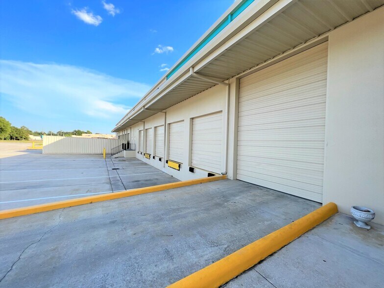 More Photos Of 21019 Spring Towne Dr, Spring Showroom For Lease