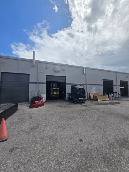 More Photos Of 6605-6619 E Colonial Dr, Orlando Storefront For Lease