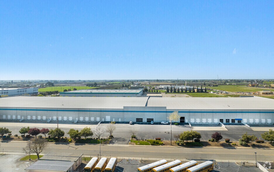 More Photos Of 1300 E Vine St, Lodi Distribution For Lease