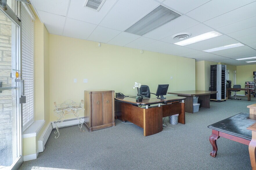 More Photos Of 152 Burlington Ave, Clarendon Hills Storefront Retail Office For Sale