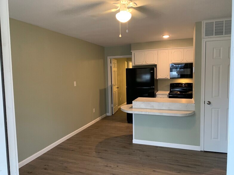 More Photos Of 2001 E 20th St, Hooks Apartments For Sale