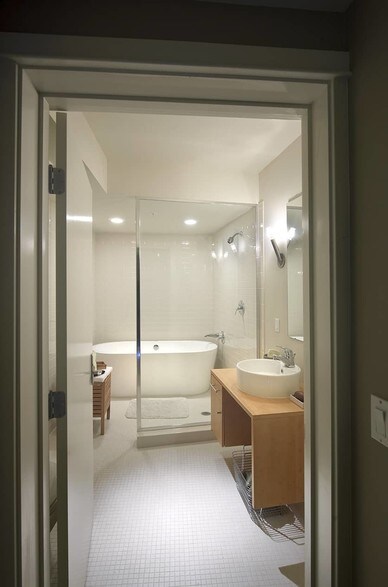 More Photos Of 989 112th Ave NE, Bellevue Apartments For Lease