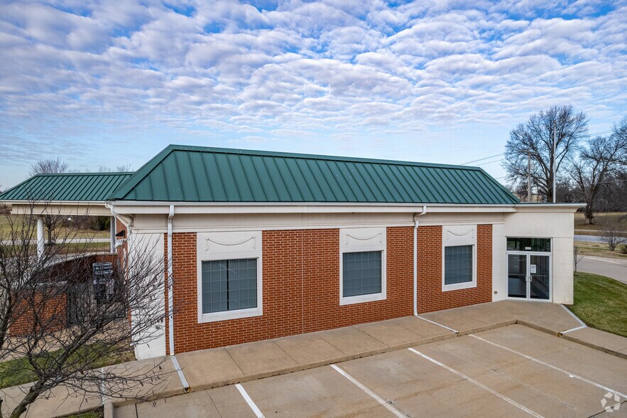 More Photos Of 3555 N Glenstone Ave, Springfield Bank For Sale