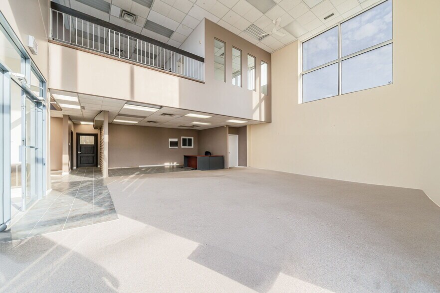 More Photos Of 4811-4819 Boul Saint-Charles, Montréal General Retail For Lease