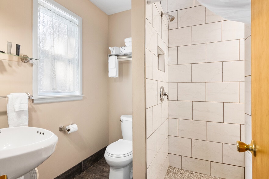 More Photos Of 4871 U.S. 31, Eastport Hotel For Sale