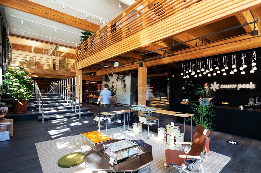 More Photos Of 404 NW 23rd Ave, Portland General Retail For Sale