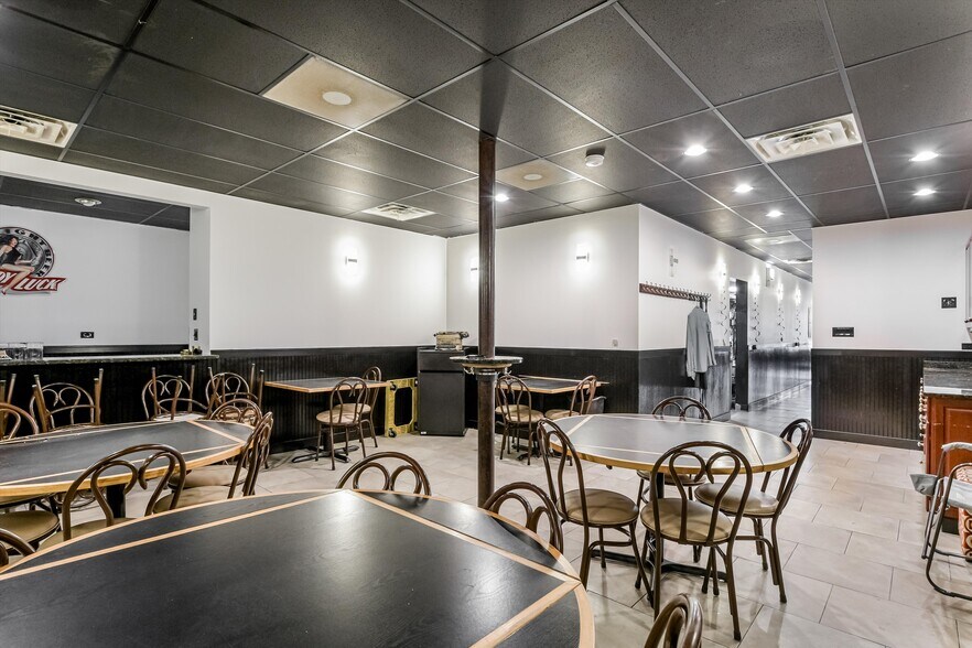 More Photos Of 5481 N Northwest Hwy, Chicago Storefront Retail Residential For Sale