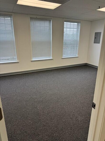 More Photos Of 601 7th St, Laurel Office For Sale