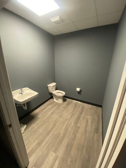 More Photos Of 100 Aberdeen St, Savannah Flex For Lease