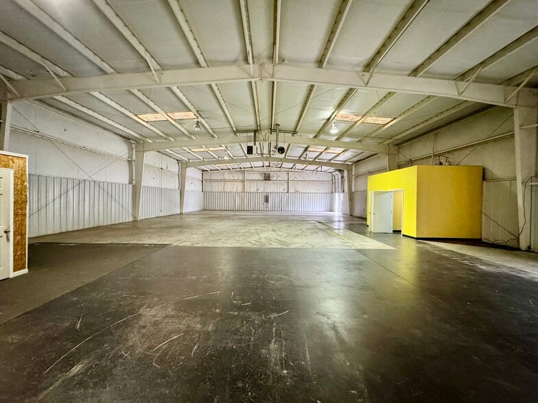 More Photos Of 3123 Cedar Park, Greensboro Warehouse For Lease