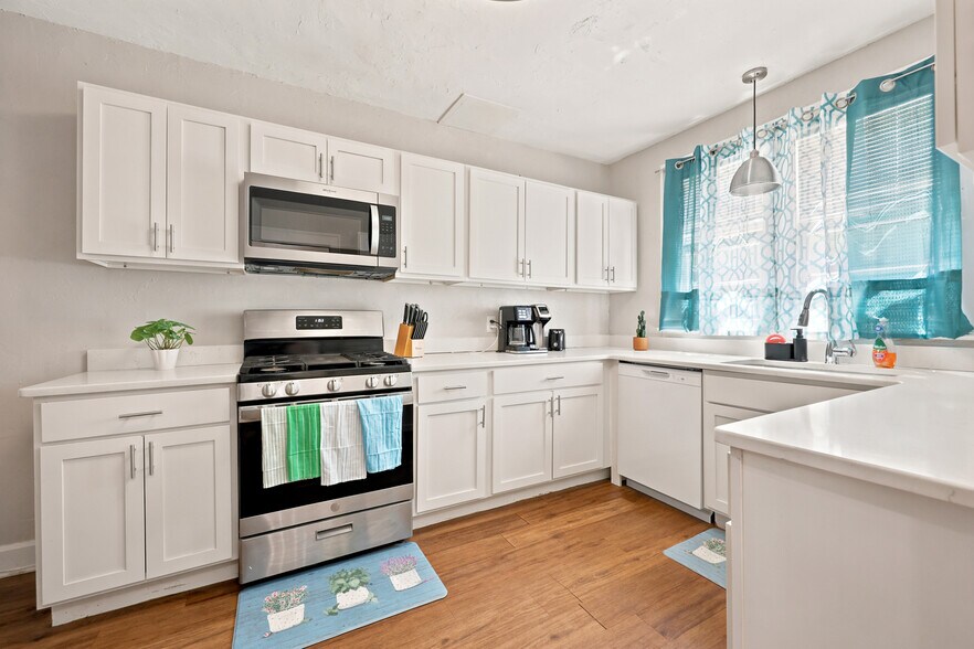 More Photos Of 949 SW 13th St, Gainesville Specialty For Sale