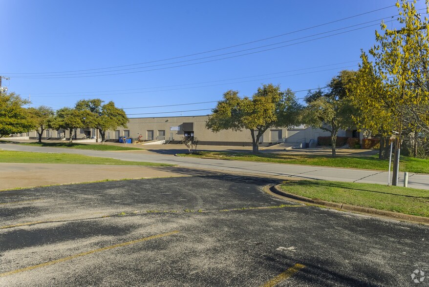 More Photos Of 4301-4311 Shilling Way, Dallas Distribution For Lease