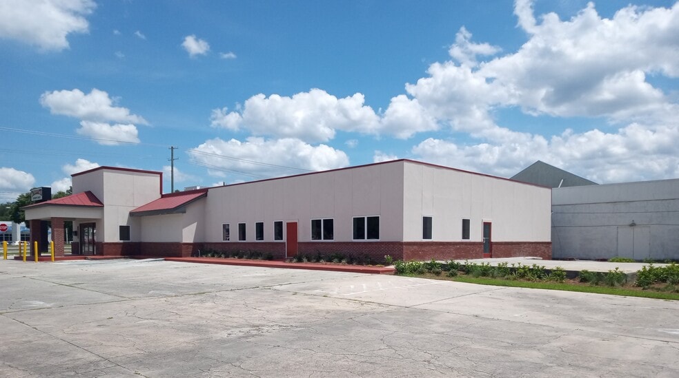 More Photos Of 10201 Abercorn St, Savannah Bar For Lease