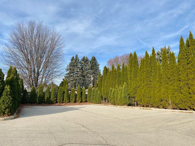 More Photos Of 2102 Marshall St, Manitowoc Flex For Lease