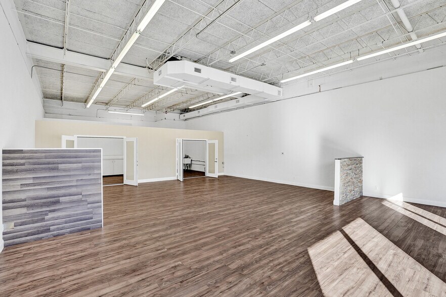More Photos Of 959 NE Floranada Rd, Oakland Park Showroom For Lease
