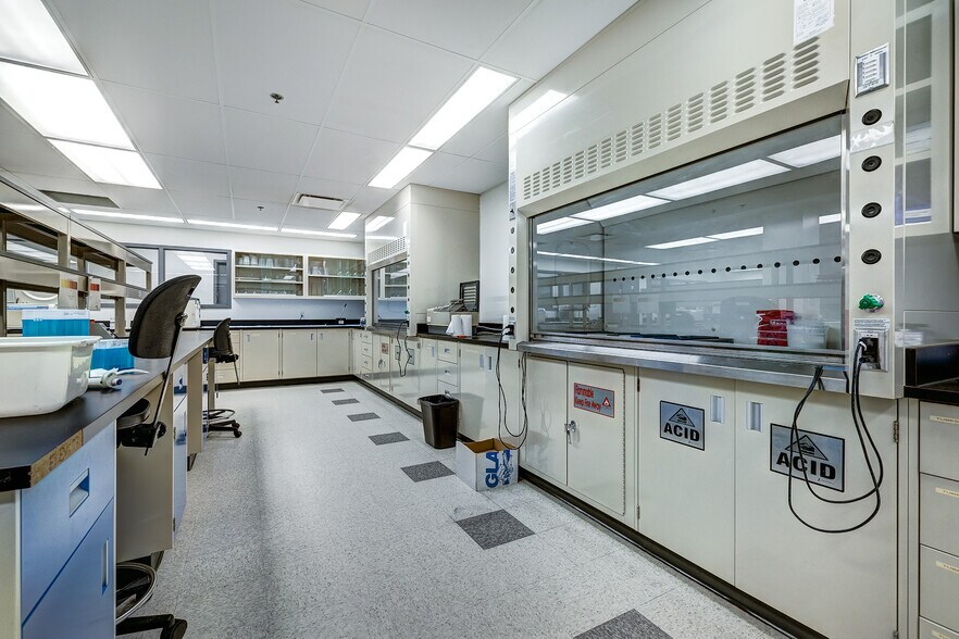 More Photos Of 3885 Boul Industriel, Laval Flex For Lease