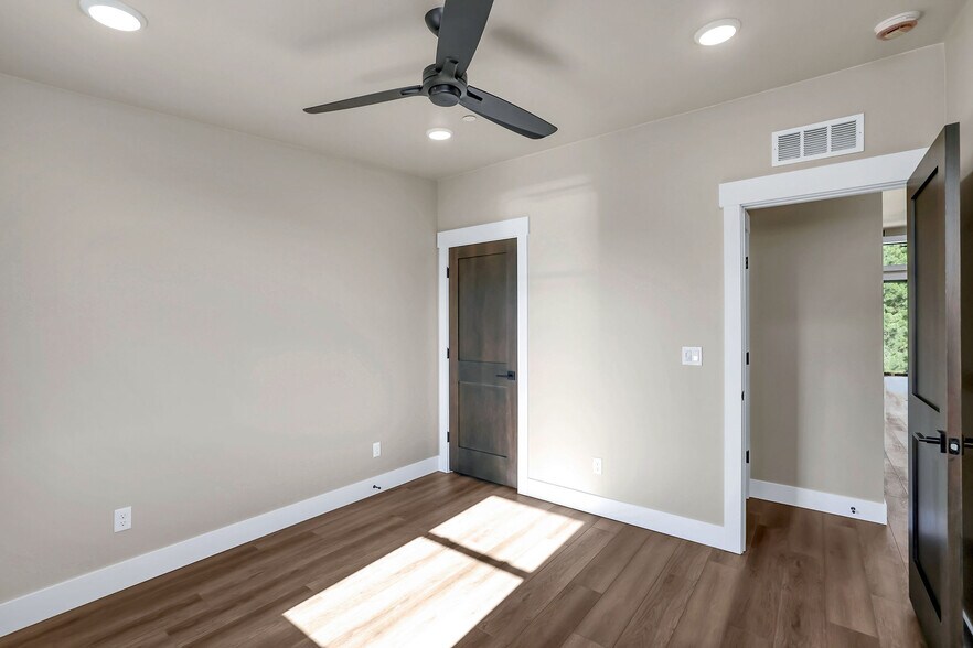 More Photos Of 217 Simmons St, Mccall Showroom For Sale