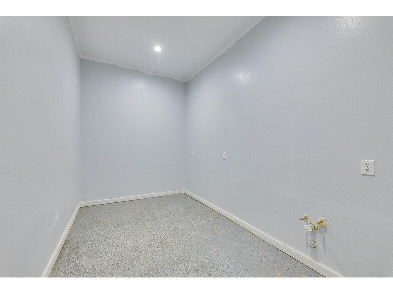 More Photos Of 1612 Shenandoah Dr, Cedar Park Warehouse For Sale