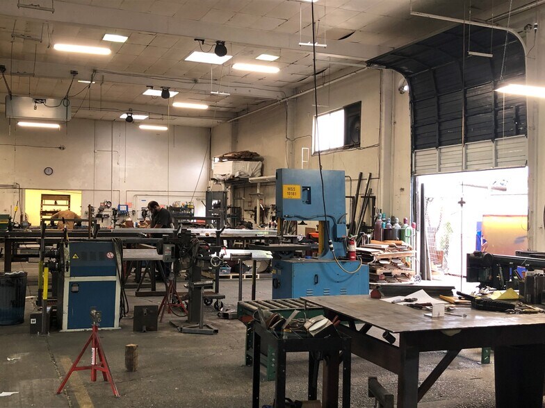 More Photos Of 2440 W Commodore Way, Seattle Manufacturing For Lease