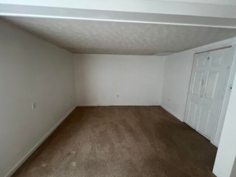 More Photos Of 380 S Main St, De Graff Light Manufacturing For Sale