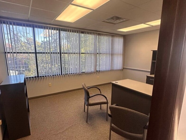 More Photos Of 1730 N Limestone St, Springfield Loft Creative Space For Lease