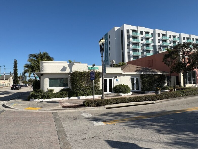 Primary Photo Of 2500 Broadway, West Palm Beach Restaurant For Lease
