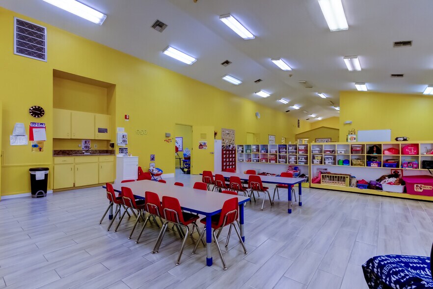 More Photos Of 8816 W Robson St, Tampa Religious Facility For Sale