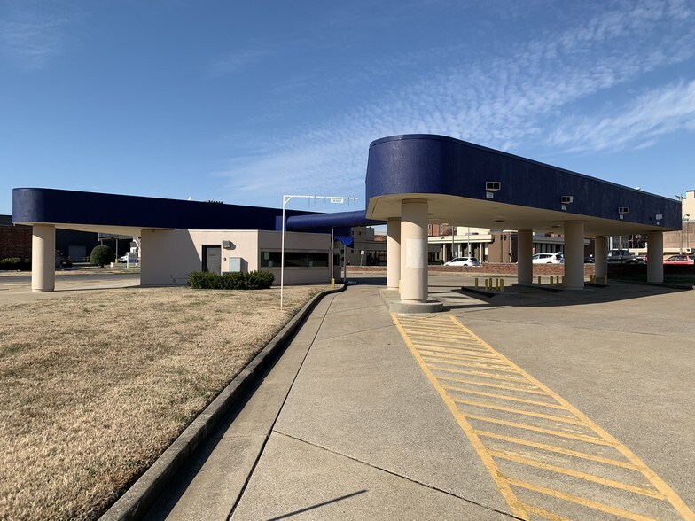 More Photos Of 325 Washington St, Paducah Bank For Lease