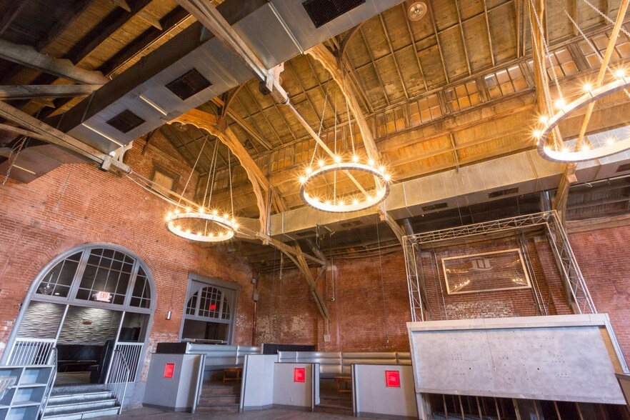 More Photos Of 3221-3225 Olive St, Saint Louis Bar For Lease