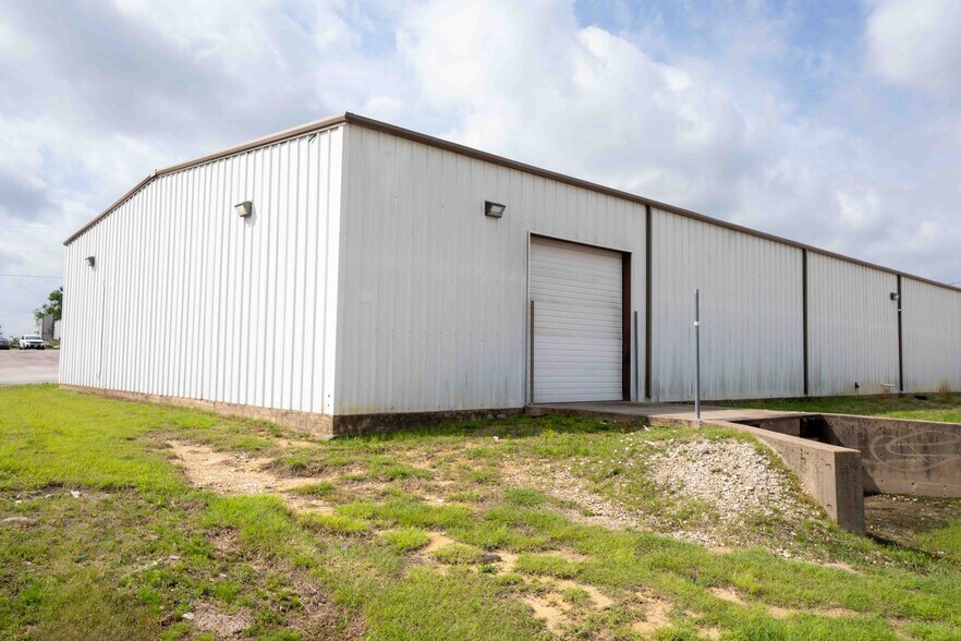 More Photos Of 220 Ken Dr, Sherman Warehouse For Lease