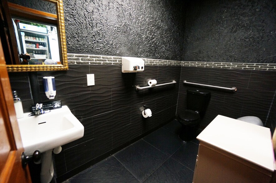 More Photos Of 136-87-136-93 37th Ave, Flushing Storefront For Sale