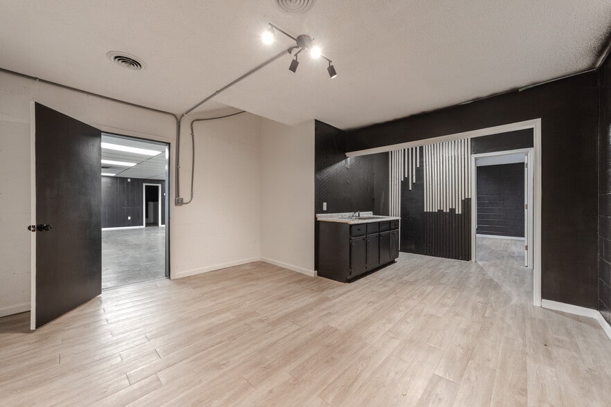 More Photos Of 99 Marion St, Clarksville Freestanding For Lease