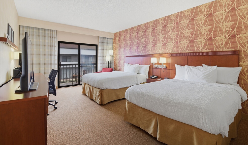 More Photos Of 100 West Algonquin Rd, Arlington Heights Hotel For Sale