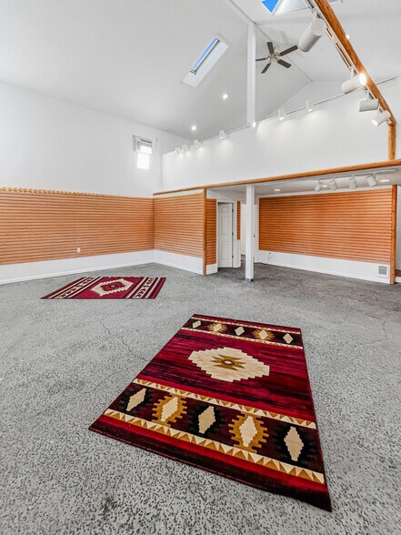 More Photos Of 599 S Highway 197, Maupin Office Residential For Lease