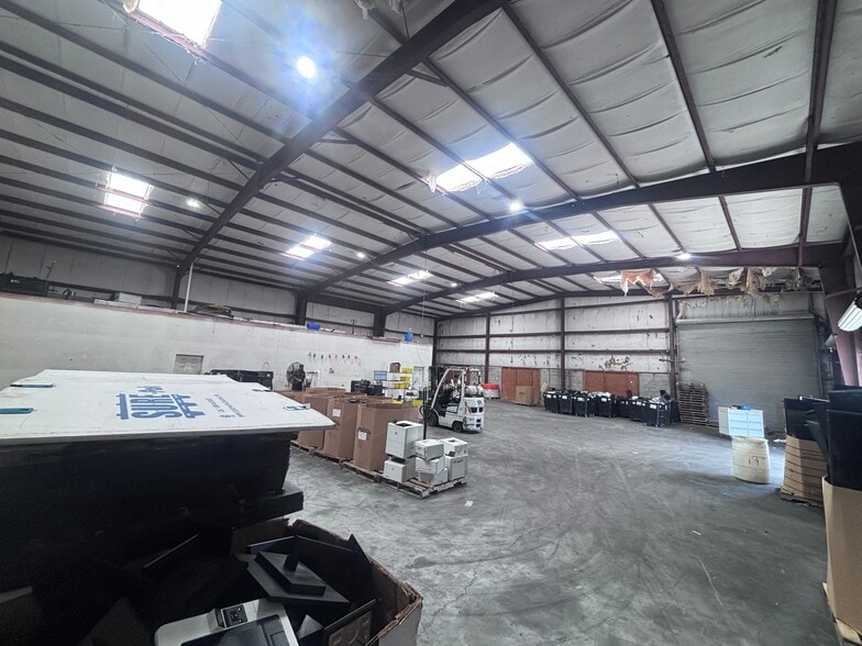 More Photos Of 6102 24th St E, Bradenton Warehouse For Lease